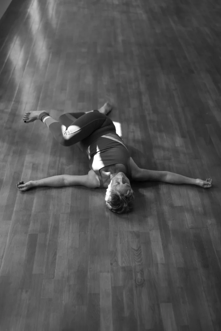 “Coco, praticienne en naturopathie, massages à Alençon et Le Mans, enseigne le Munz Floor, une méthode douce de mouvement et de rééducation du corps.”