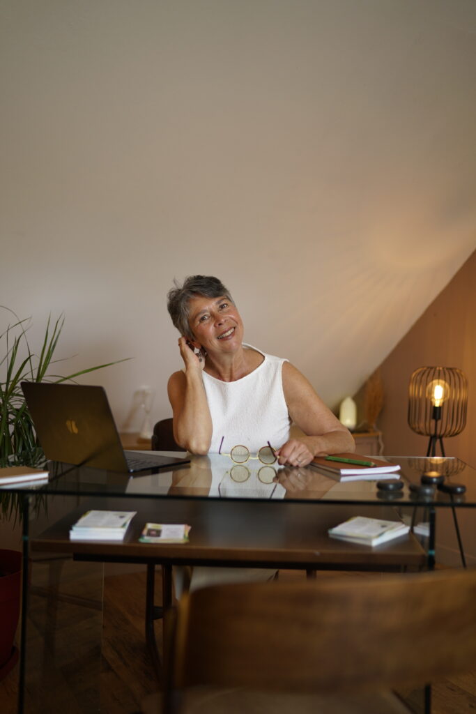 Coco du studio Aùra by Coco à Alençon – moment de travail au bureau dans une ambiance douce et naturelle pour les consultations de Naturopathie.
